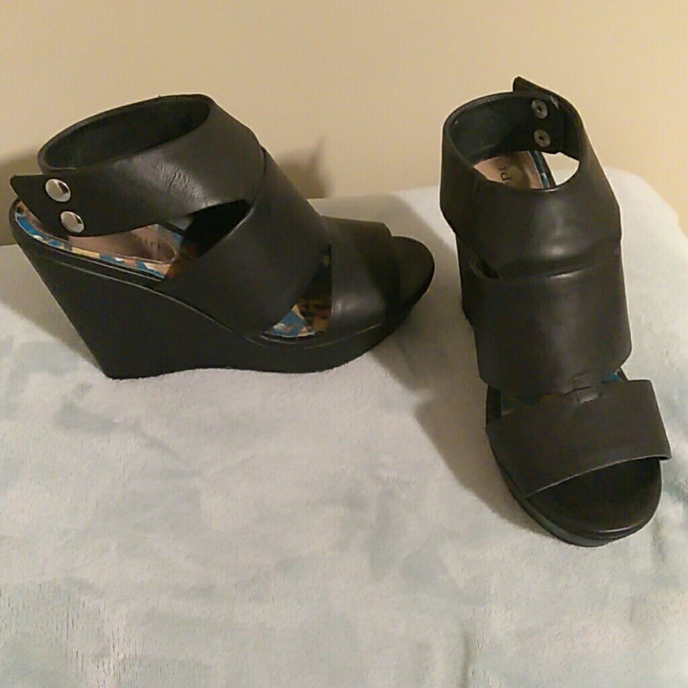 Black Sandels